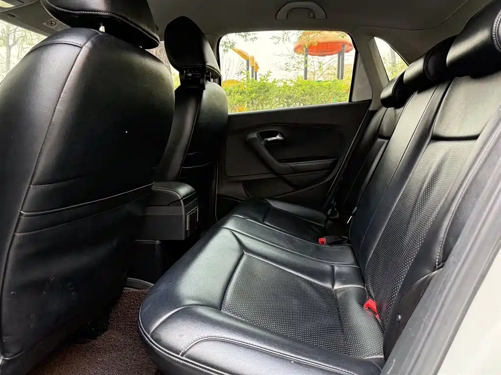 Volkswagen Polo 2016 1.4L Automatic Trend фото 4