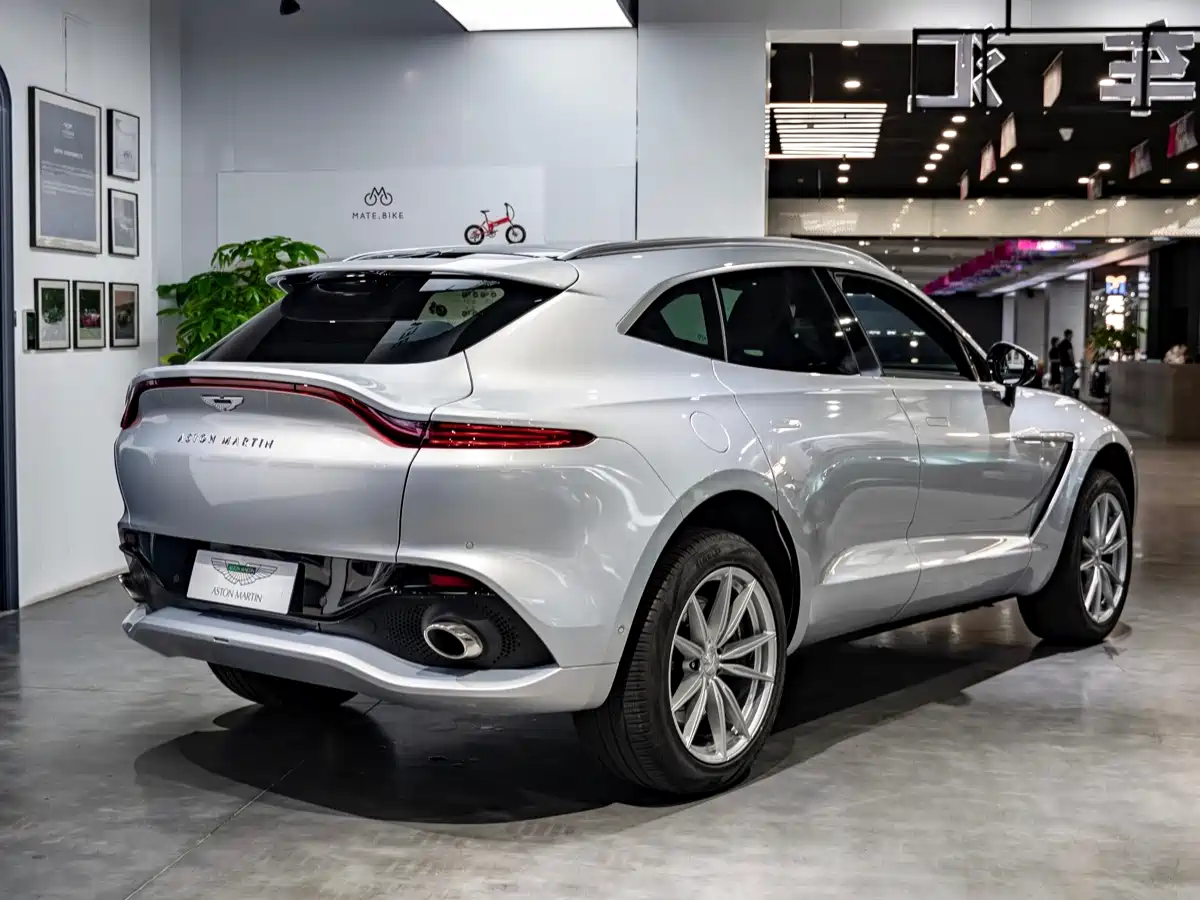 Photo 6 - Aston Martin DBX
