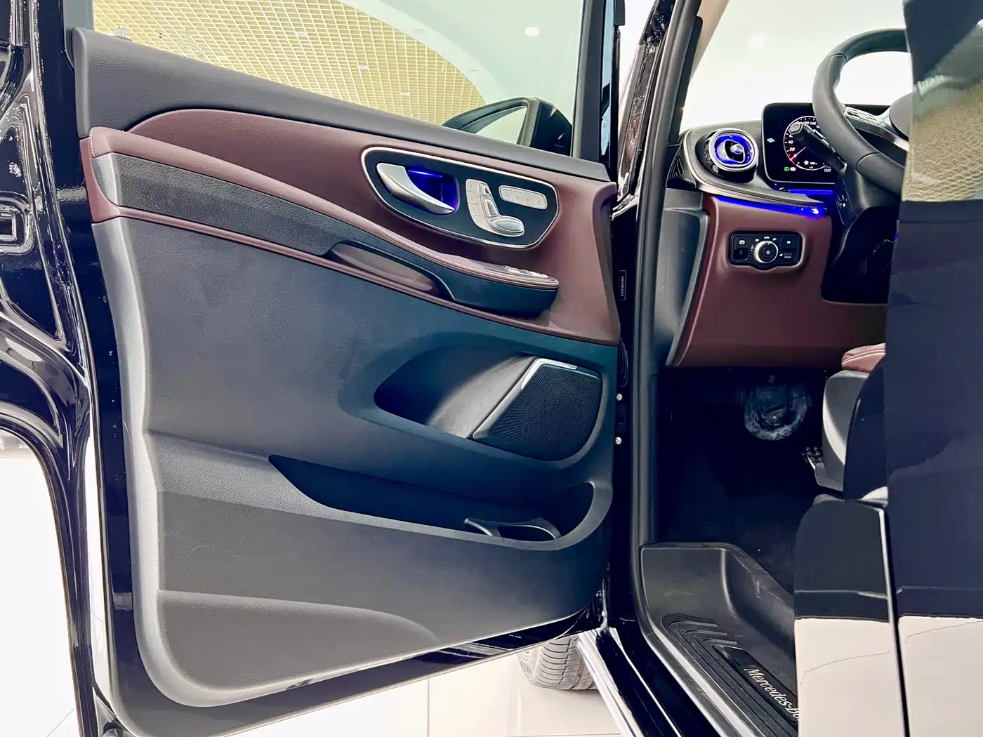 Mercedes-Benz V-Class 2024 V 300 L Long Wheelbase Luxury Edition фото 22