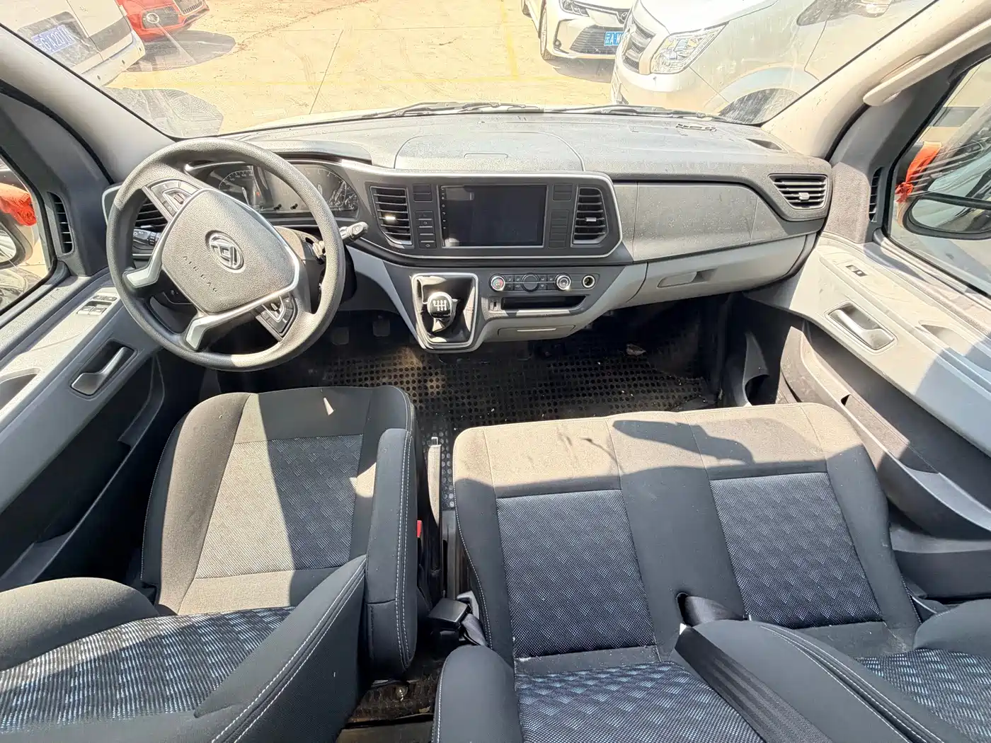 Maxus Xintu V80 2025 2025 PRO Aoyun 2.0T Manual Short Wheelbase Medium Roof 7/8/9-Seater