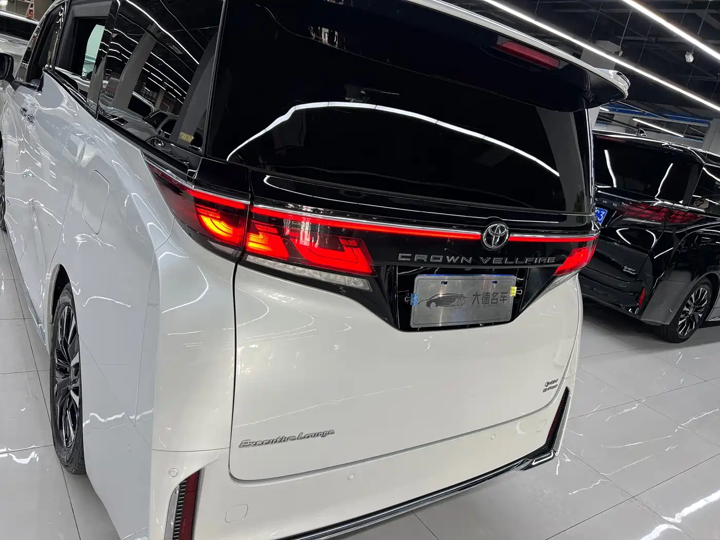 Toyota Vellfire 2024 Crown Hybrid 2.5L Executive Premium Edition фото 7