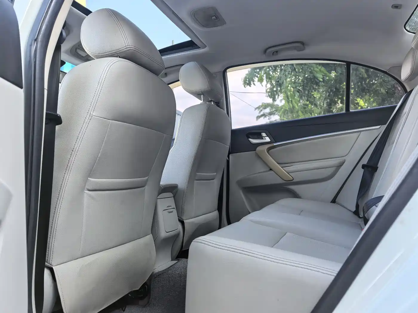 Geely Emgrand 2015 2015 Sedan 1.5L CVT Upward Edition