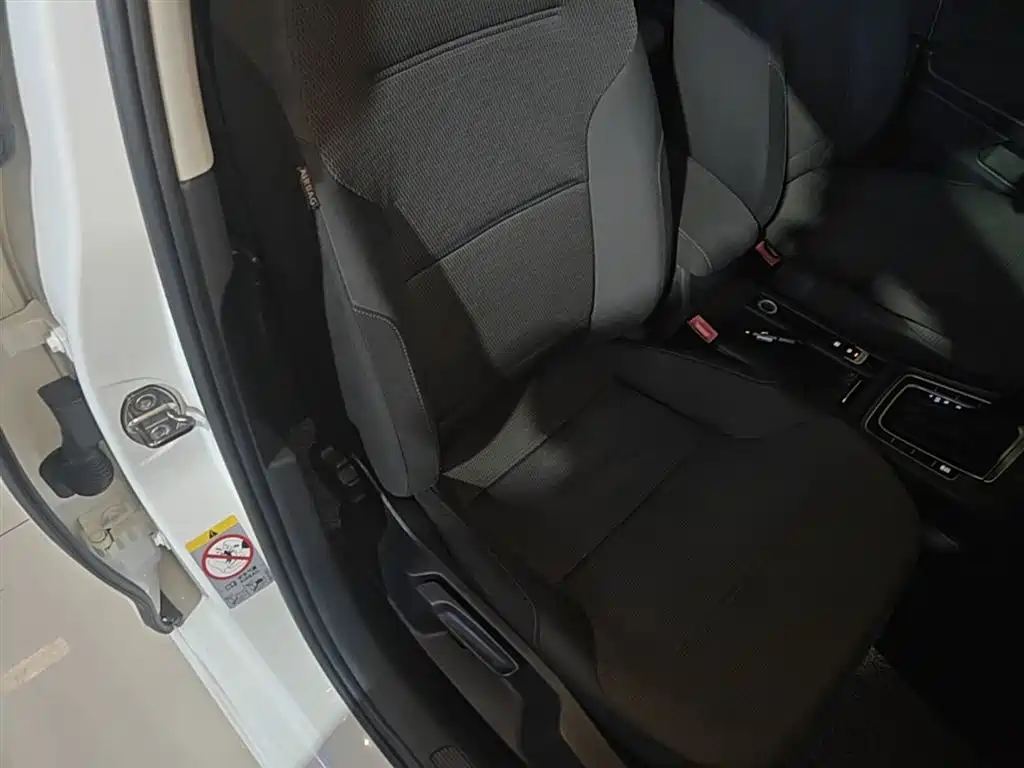 Volkswagen Golf 2015 1.6L Automatic Comfort фото 25