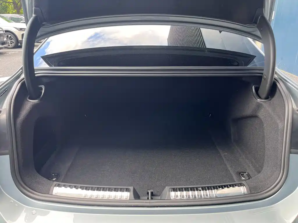 Фото 14 - Audi A6L