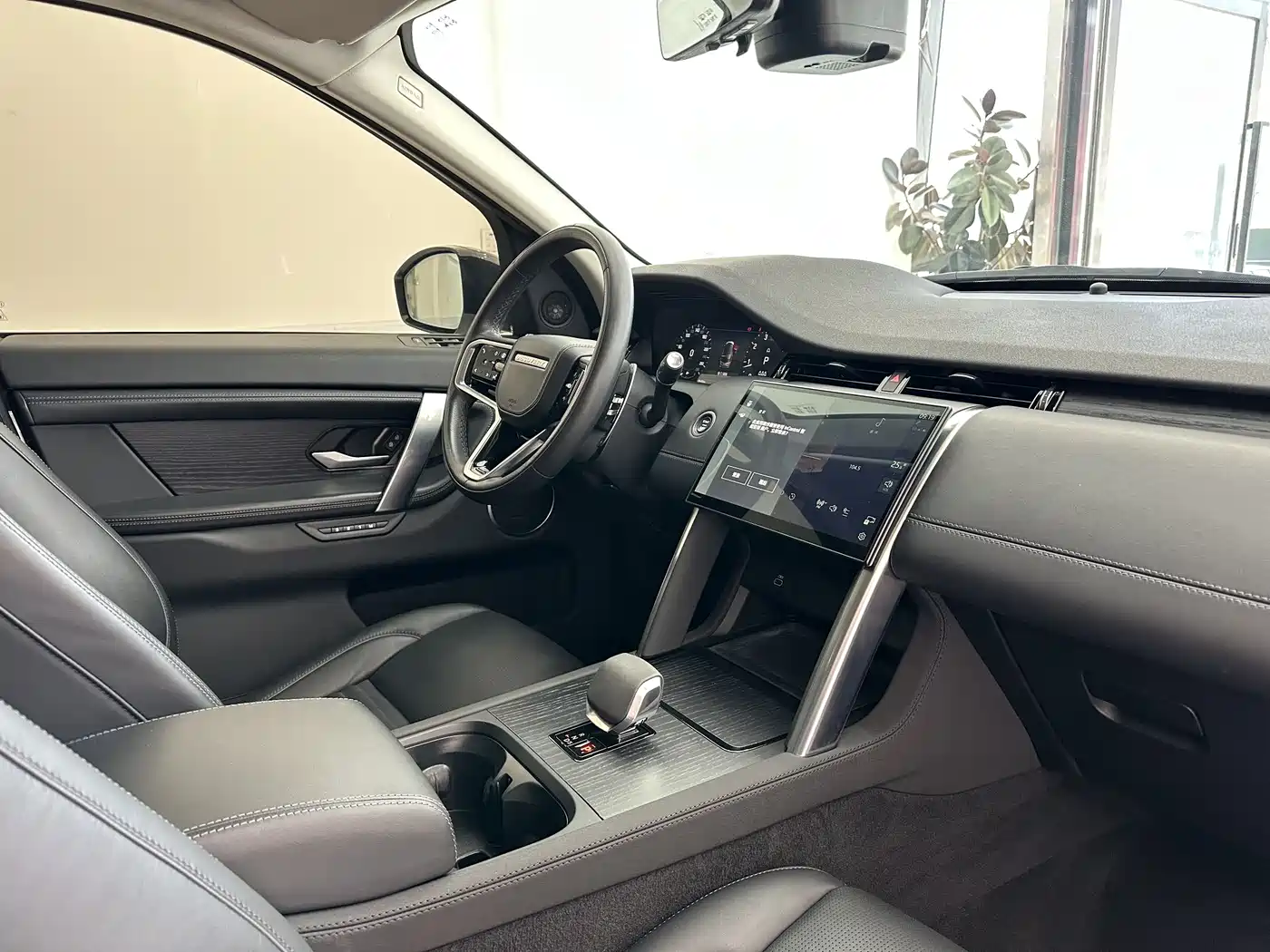 Land Rover Discovery Sport 2024 Luxury Custom Edition фото 7