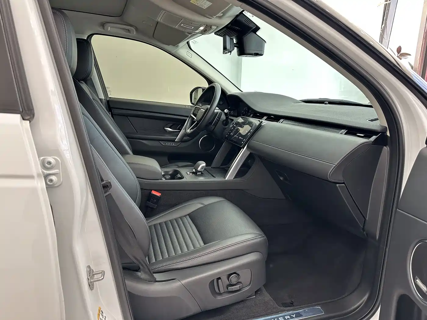Land Rover Discovery Sport 2024 Luxury Custom Edition фото 9