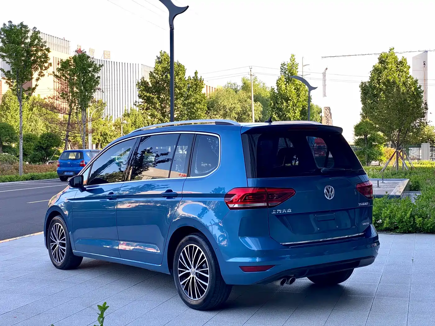 Volkswagen Touran 2018 Touran L 330TSI DSG Luxury фото 7