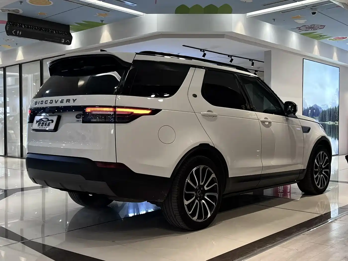 Land Rover Discovery 2019 3.0 SC V6 SE фото 7