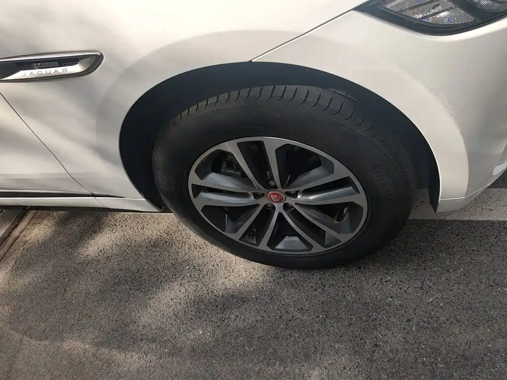 Jaguar F-PACE 2016 2016 2.0T FWD R-Sport Edition