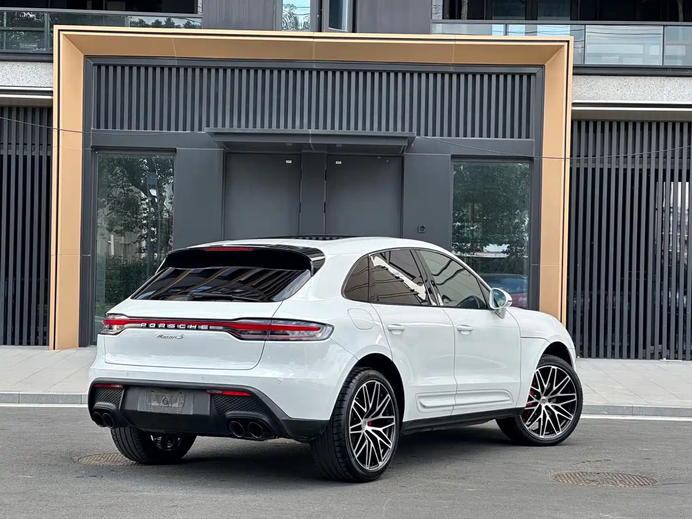 PORSCHE MACAN