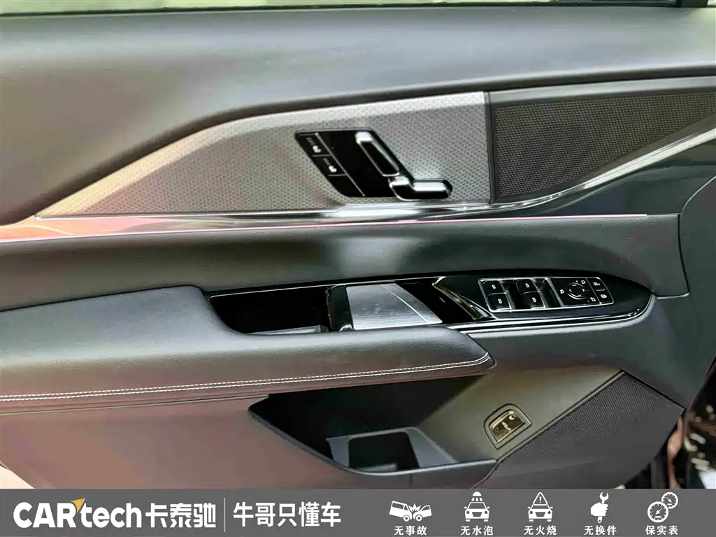 Cadillac XT5 2025 2.0T Luxury фото 16