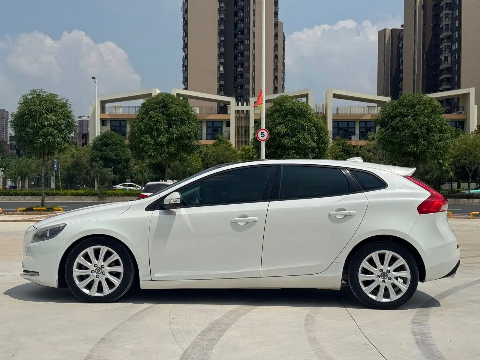 Фото 8 - Volvo V40