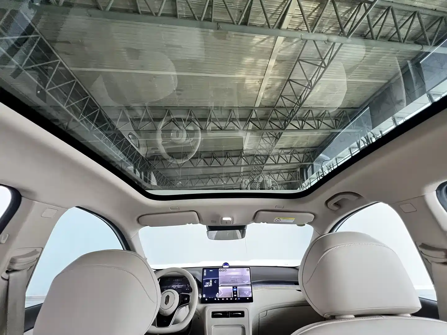 Photo 9 - Shangjie SUV