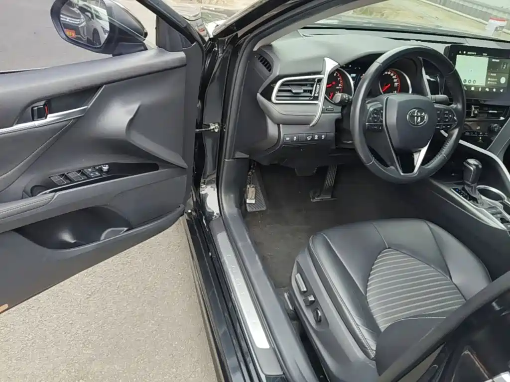 Фото 16 - Toyota Camry