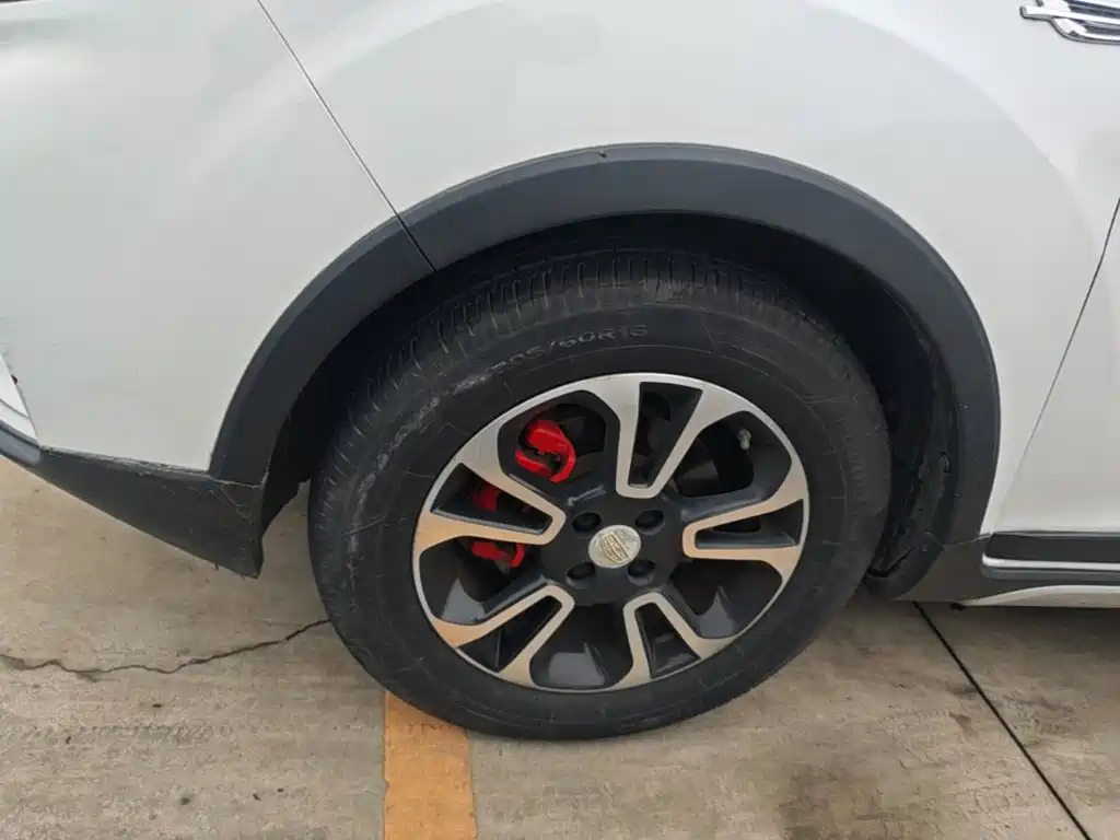 Фото 23 - Geely Vision X3