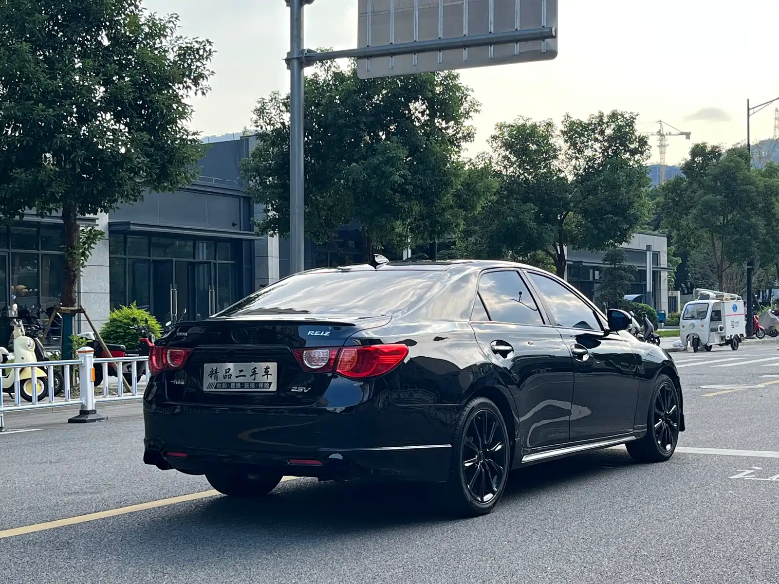 Фото 7 - Toyota Reiz