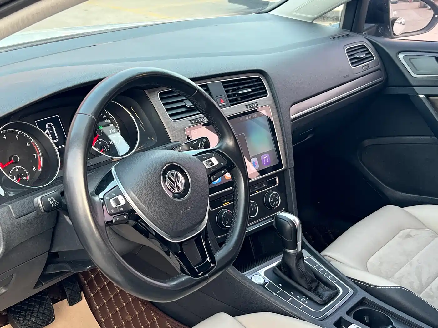 Volkswagen Golf 2017 230TSI Auto Luxury Millionth Anniversary Edition фото 3