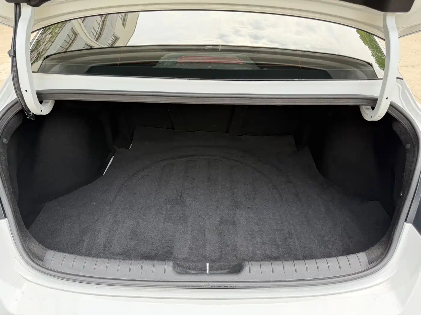 Hyundai Elantra 2022 1.5L CVT LUX Premium Edition фото 13