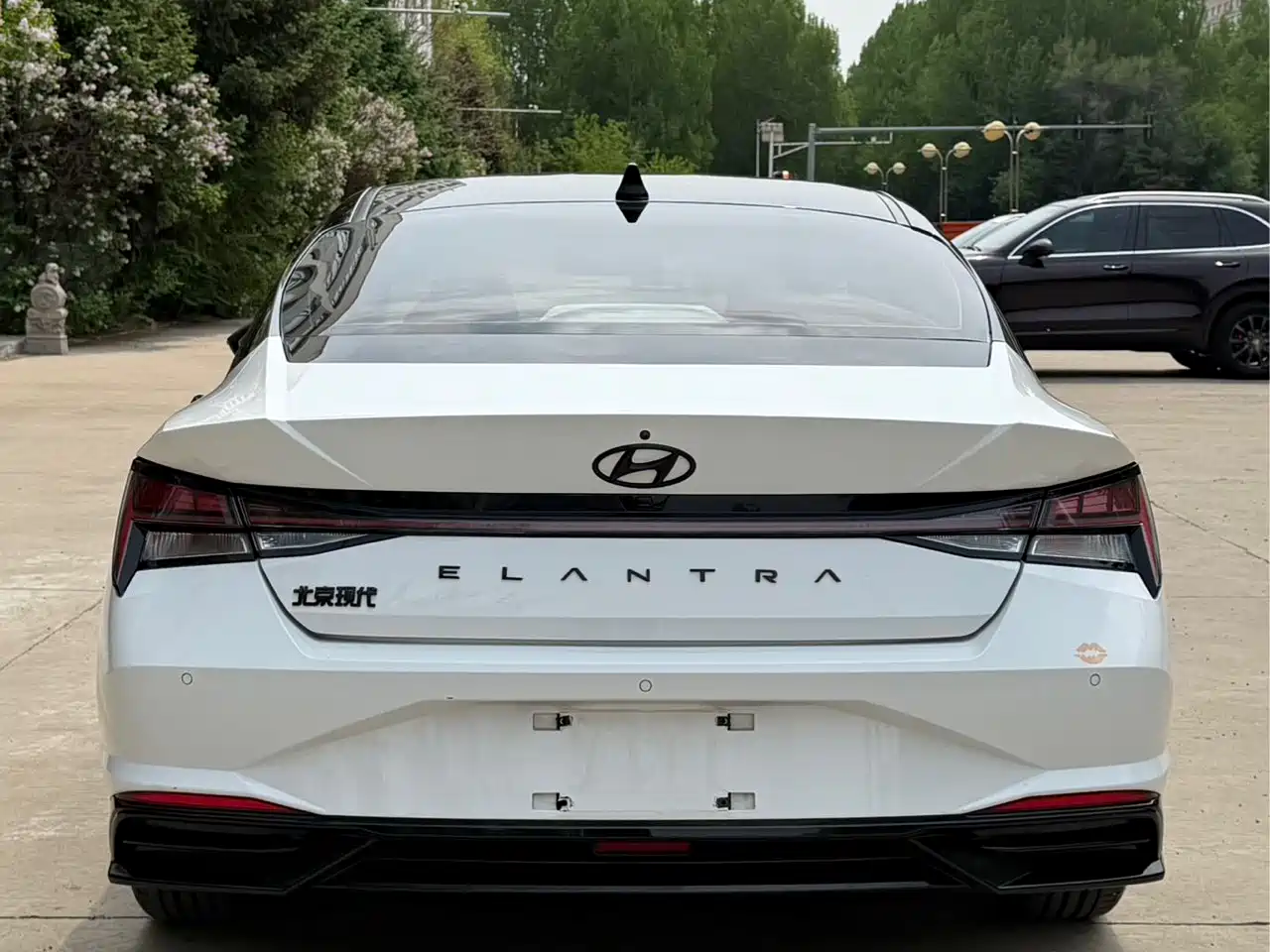 Hyundai Elantra 2022 1.5L CVT LUX Premium Edition фото 6