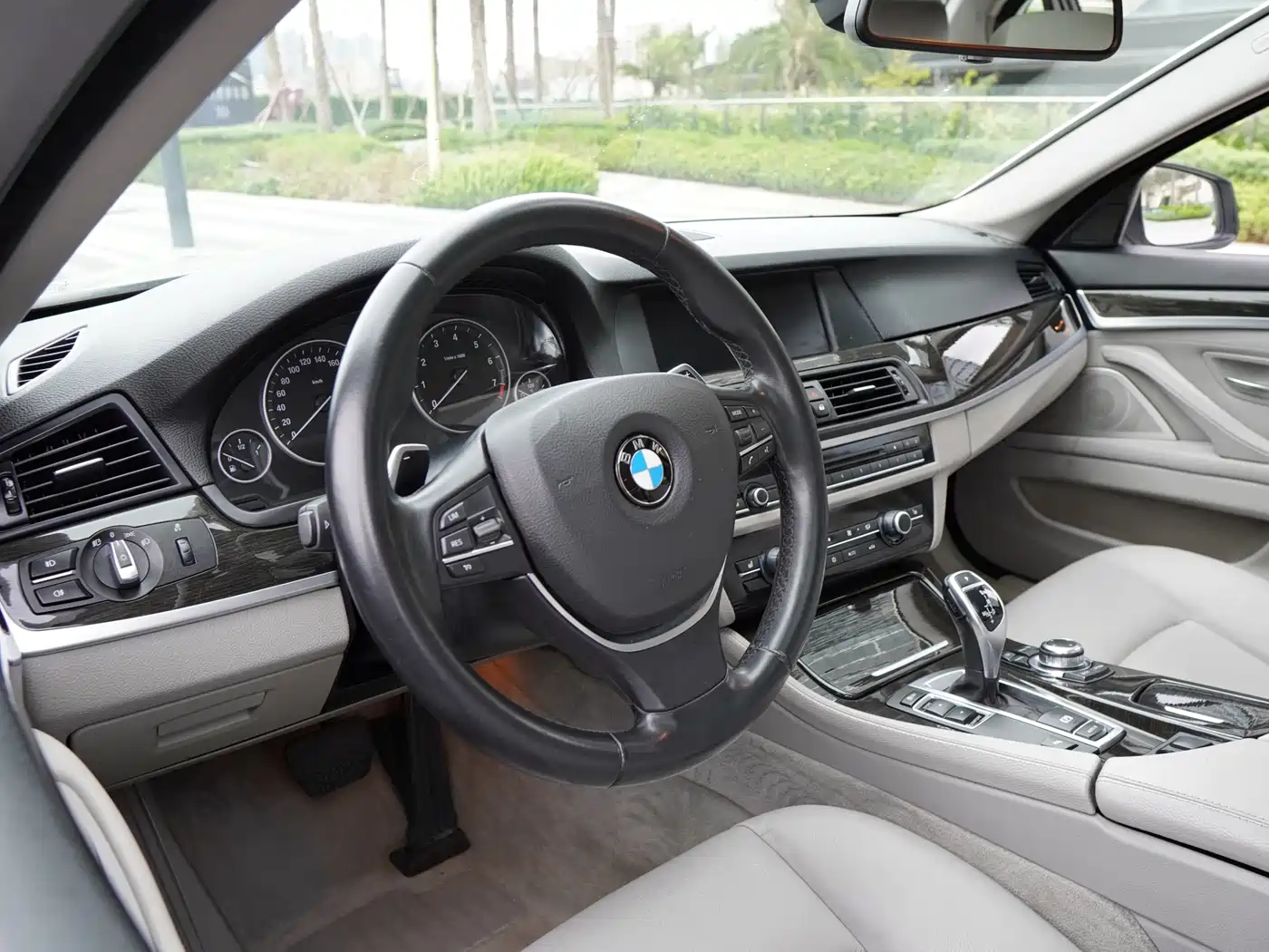 BMW 5 Series 2012 535Li Leadership фото 14