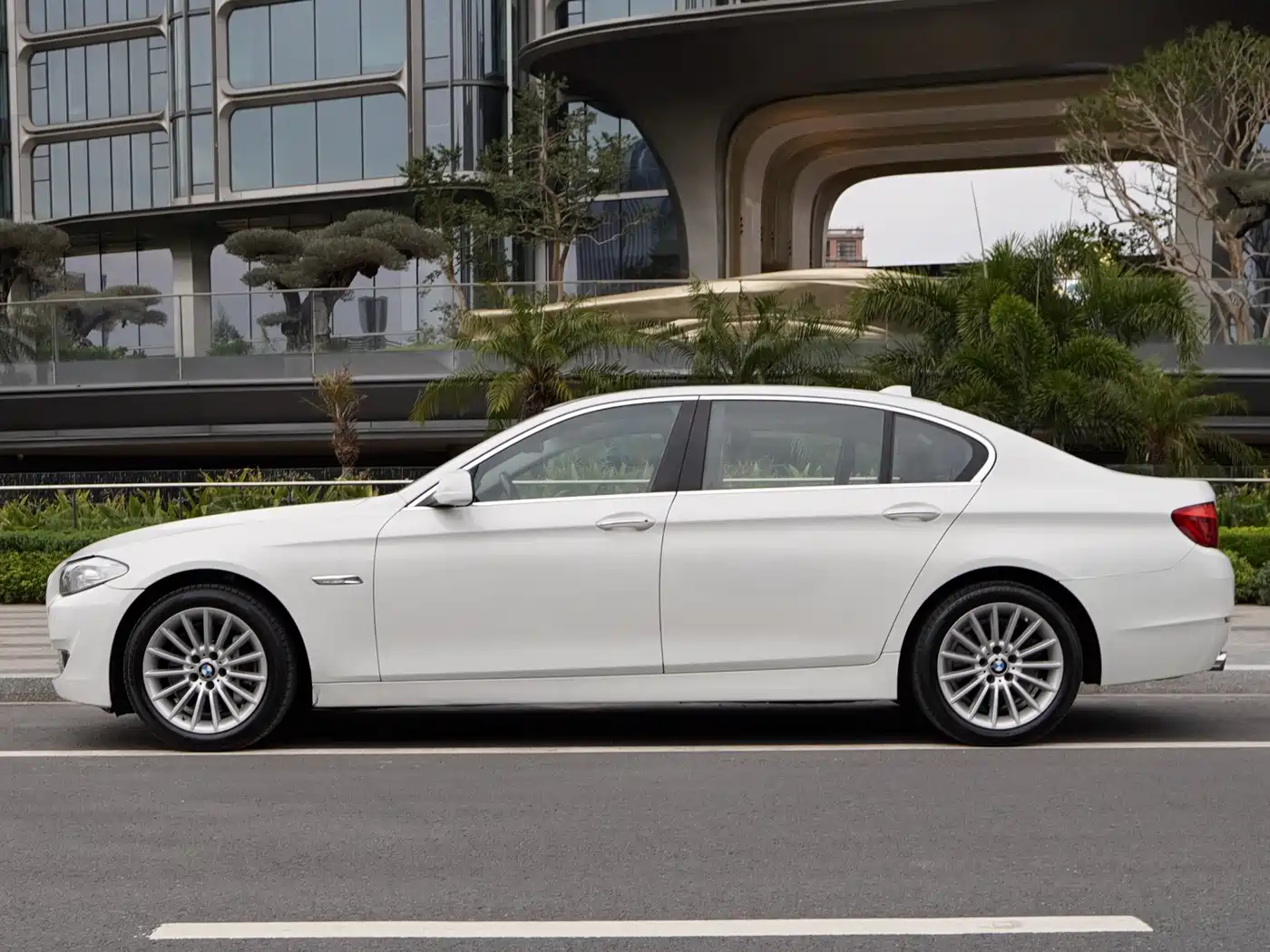 BMW 5 Series 2012 535Li Leadership фото 4
