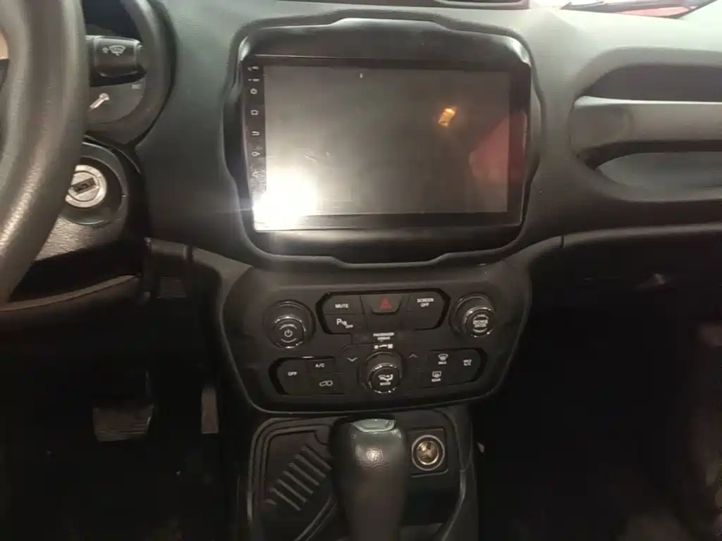 Photo 13 - Jeep Renegade