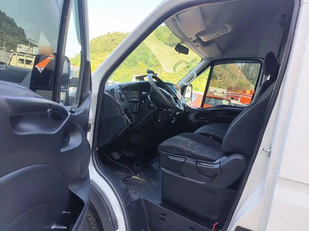 Iveco Daily 2022 2021 2.0T Manual Chaorui Long Wheelbase Short Overhang High Roof Sliding Door F1A