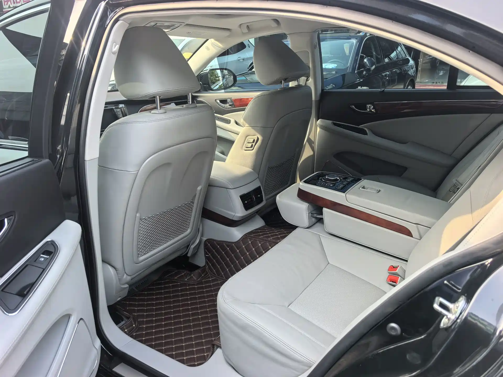 Фото 6 - Hongqi H7