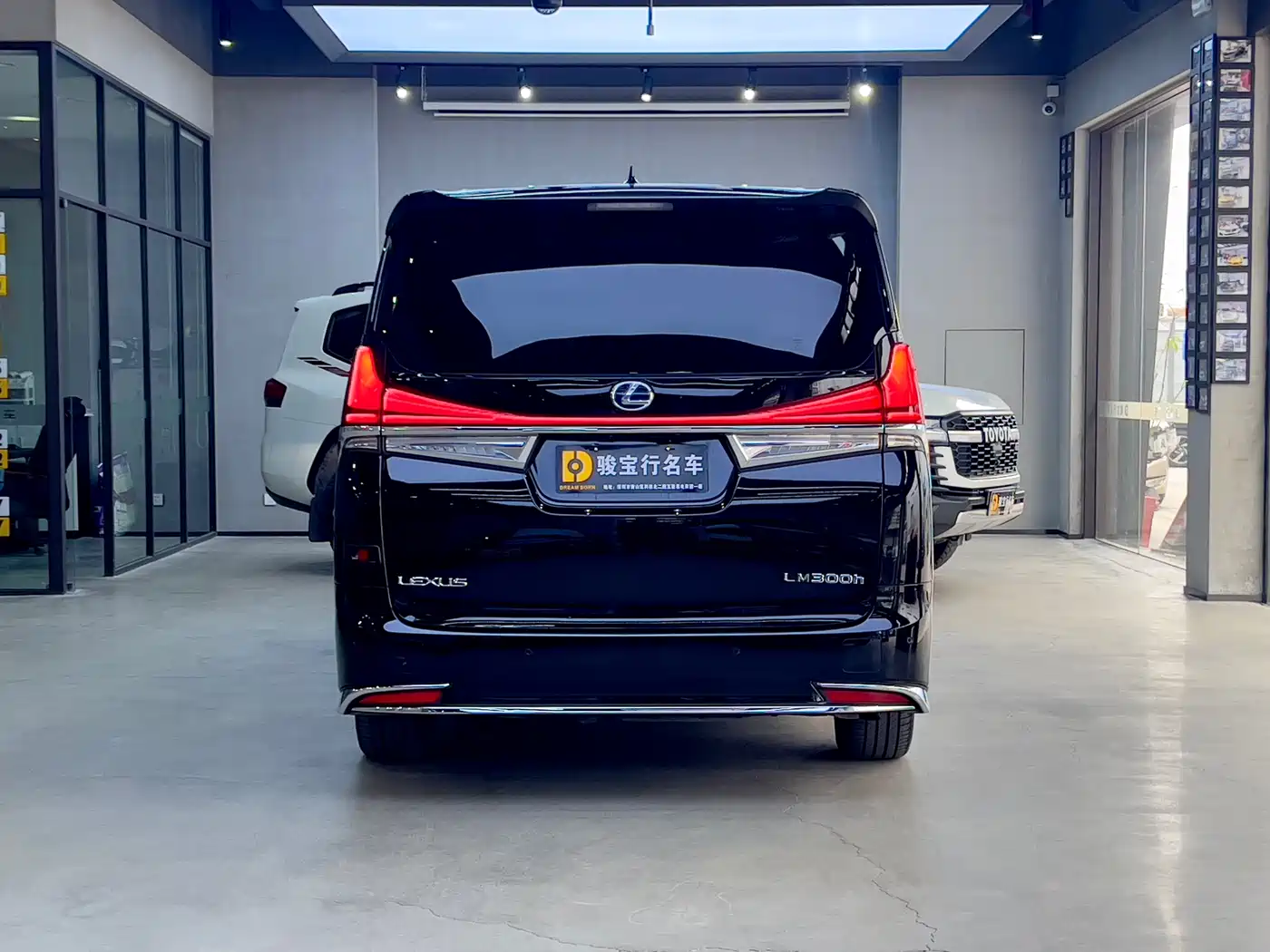 Lexus LM 2020 300h 4-Seat Imperial Edition фото 4