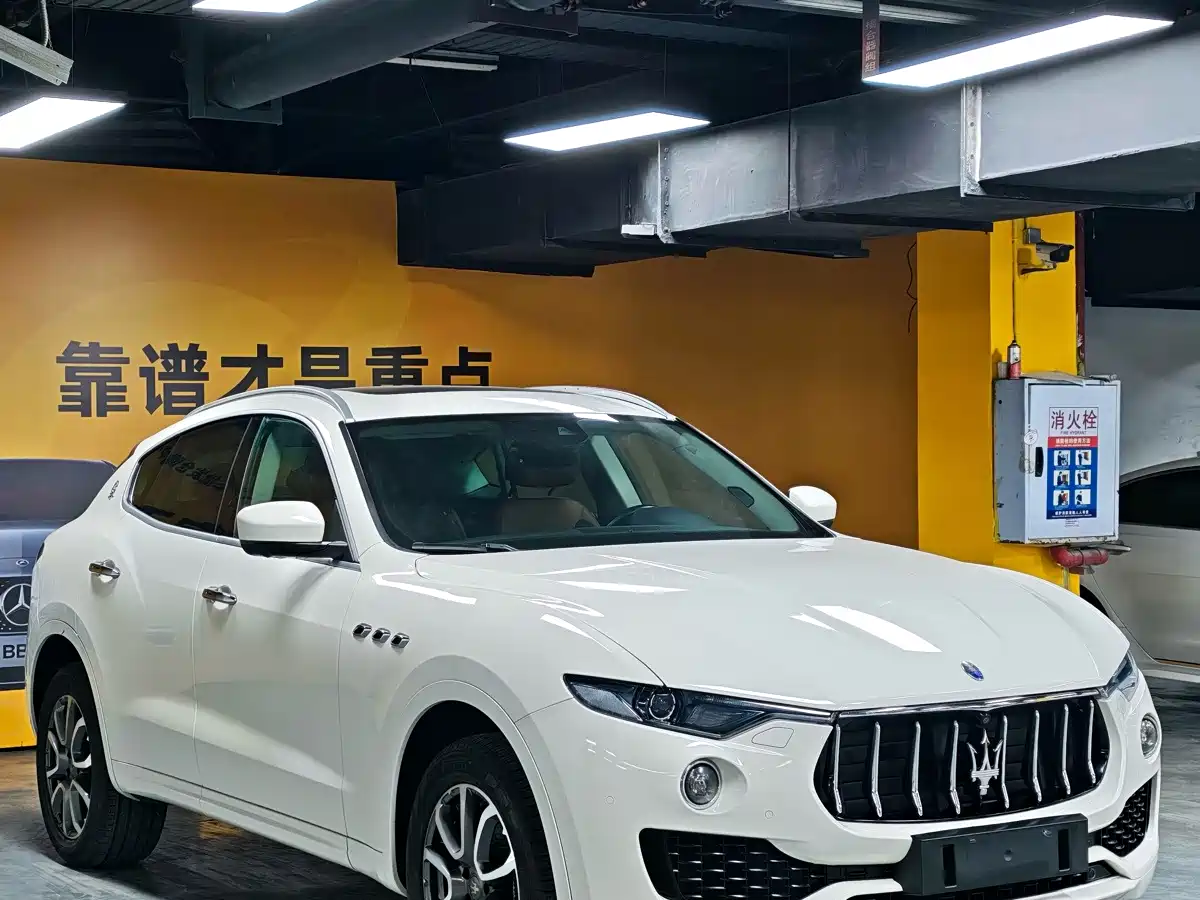 Photo 3 - Maserati Levante