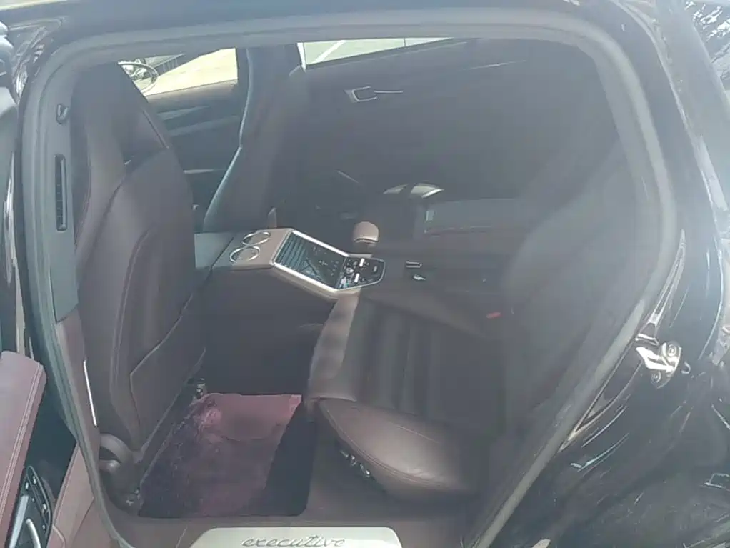 Photo 13 - Porsche Panamera