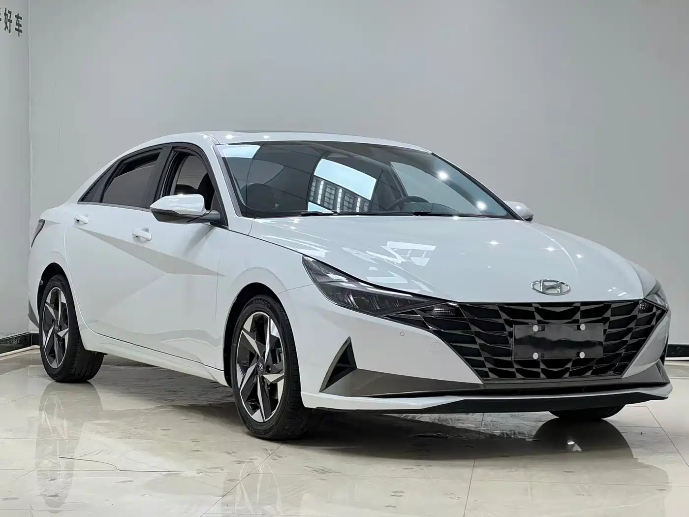 Hyundai Elantra 2022 1.5L CVT LUX Premium Edition фото 3