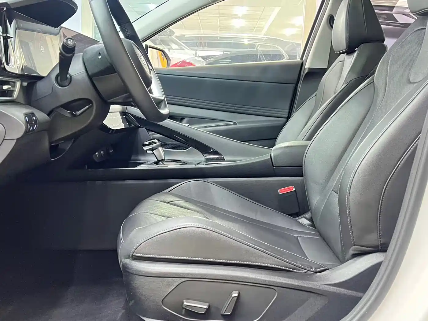 Hyundai Elantra 2022 1.5L CVT LUX Premium Edition фото 10