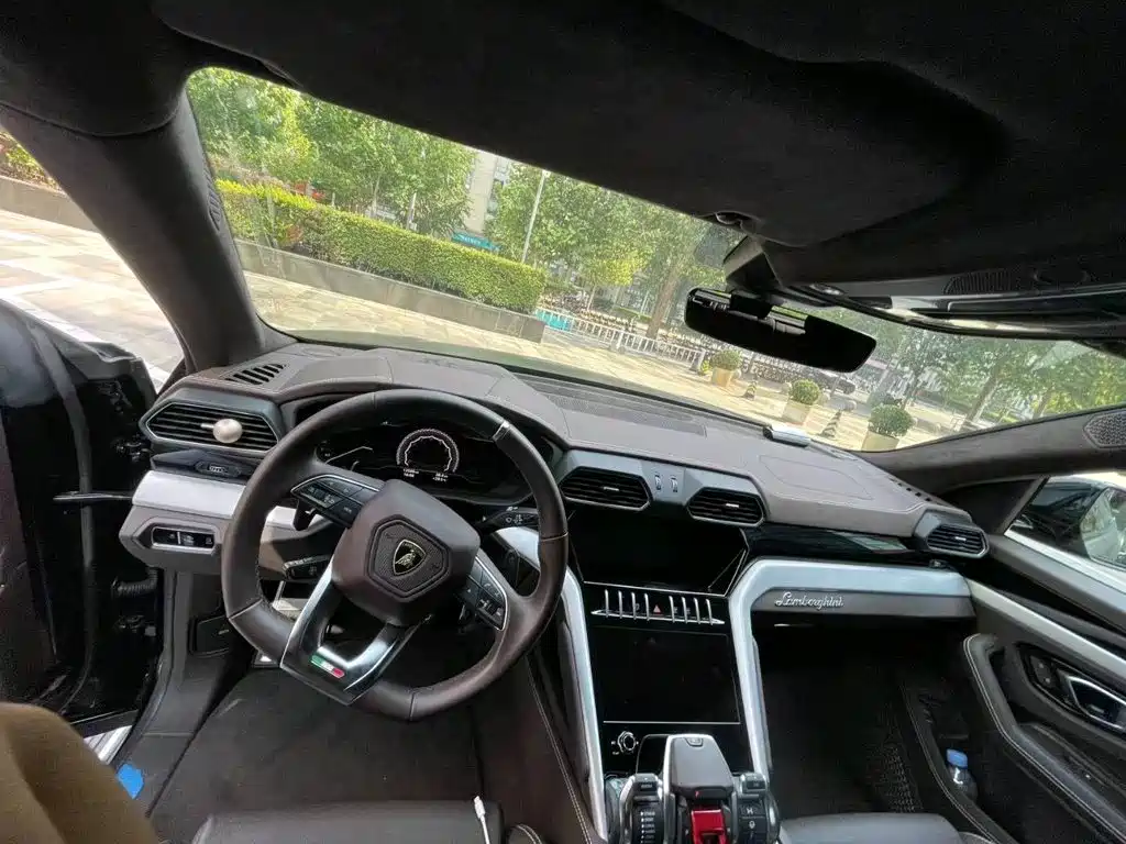 Photo 6 - Lamborghini Urus