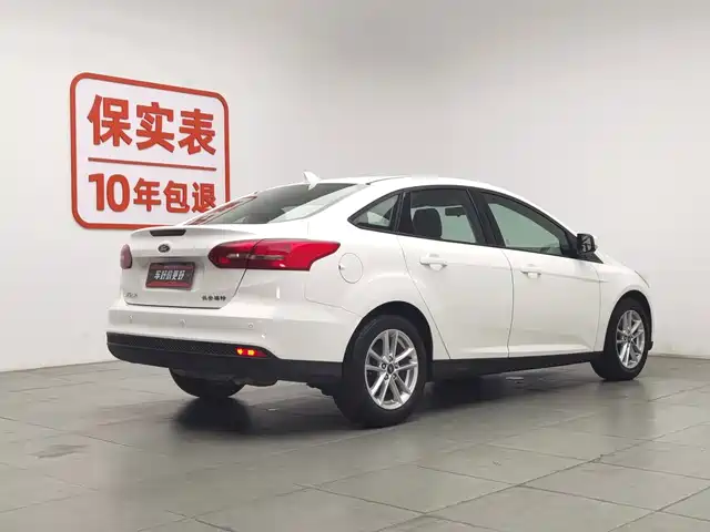Ford Focus 2015 Sedan 1.6L Manual Trend — фото 2