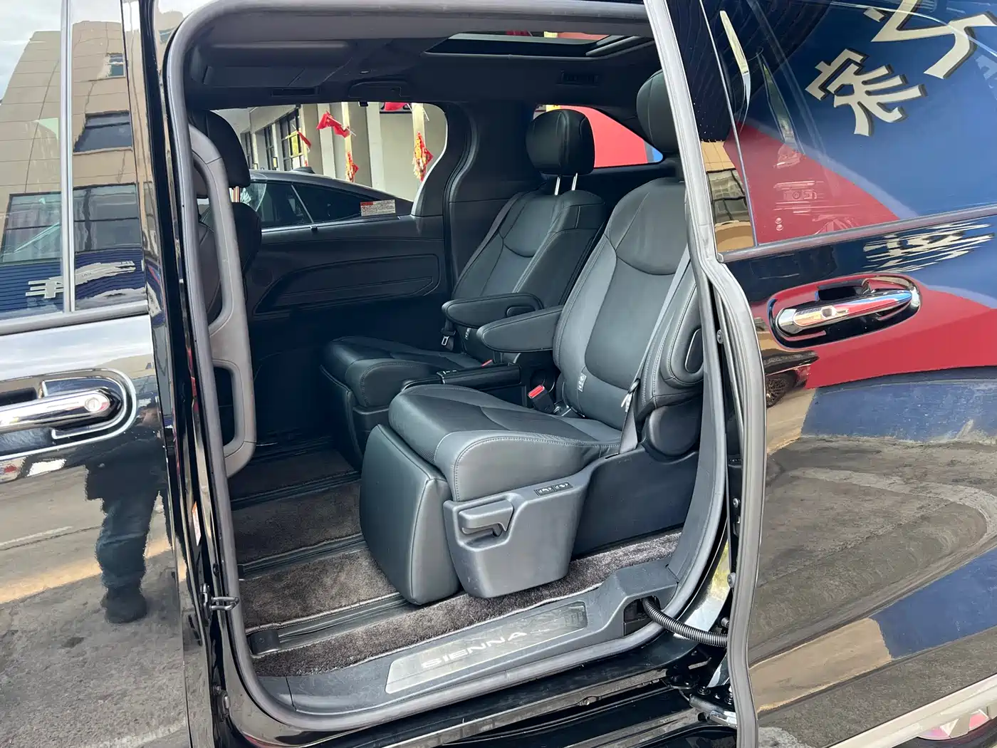 Toyota Sienna 2023 2.5L Hybrid Platinum Edition фото 37