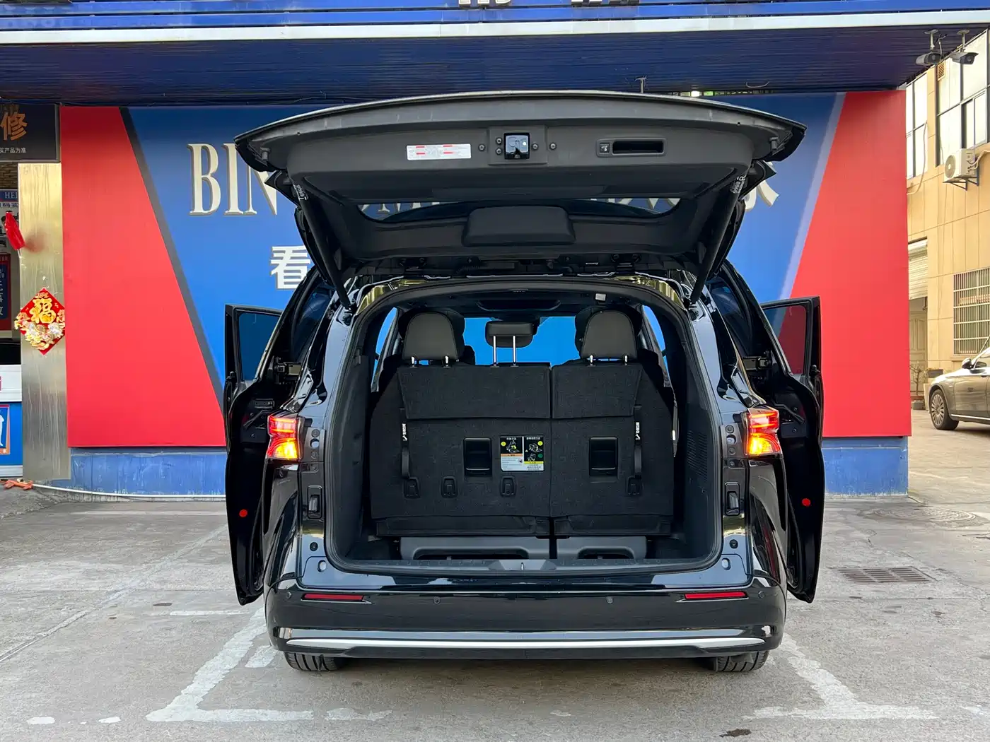 Toyota Sienna 2023 2.5L Hybrid Platinum Edition фото 11