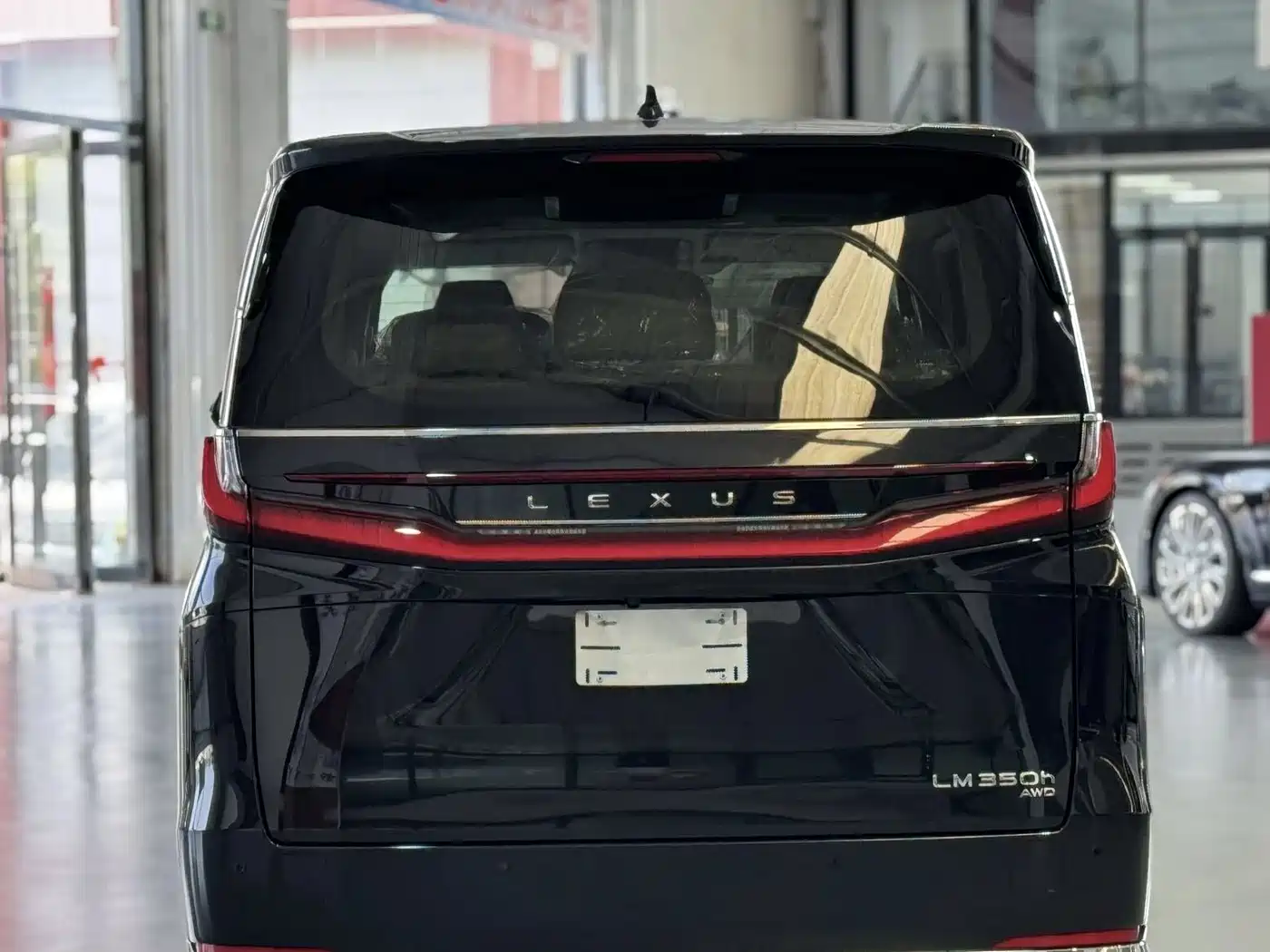 Lexus LM 2025 Model 350h Seven-Seater Elegance Edition фото 5