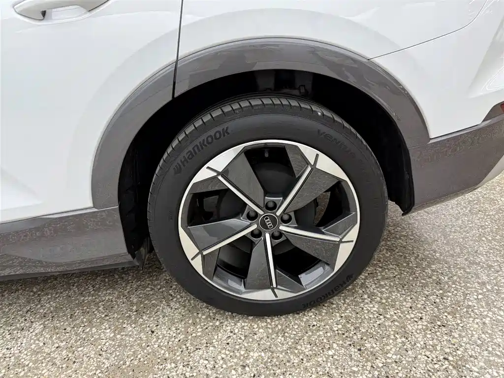 AUDI Q5 E TRON