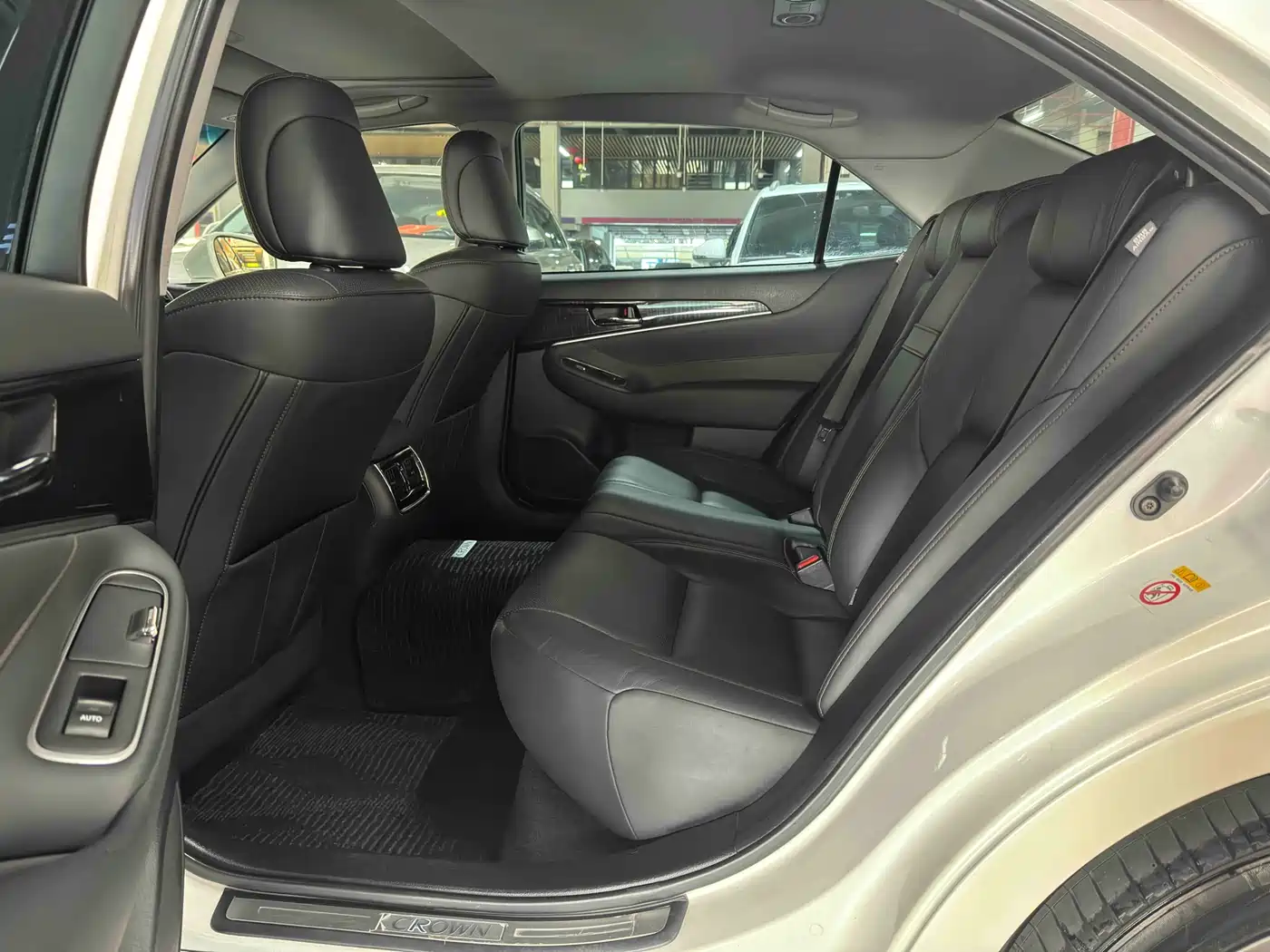 Toyota Crown 2015 2.5L Fashion Limited Edition фото 4
