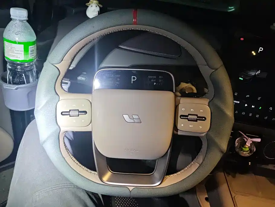 Фото 15 - Li Auto i6