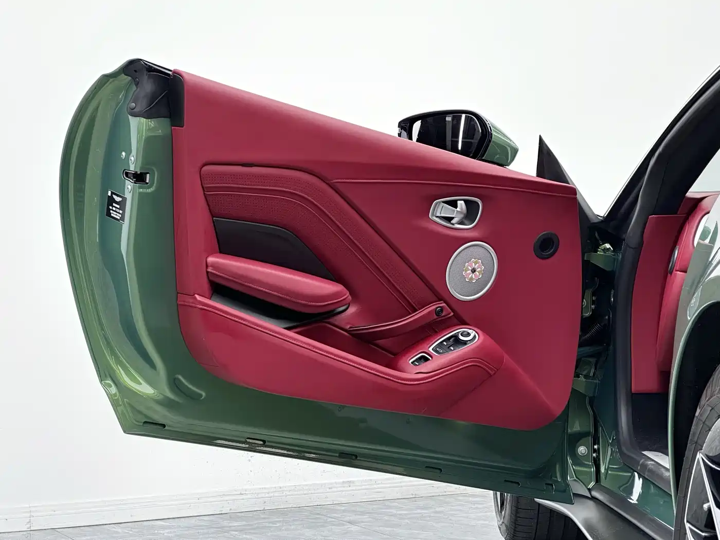 ASTON MARTIN V8 VANTAGE