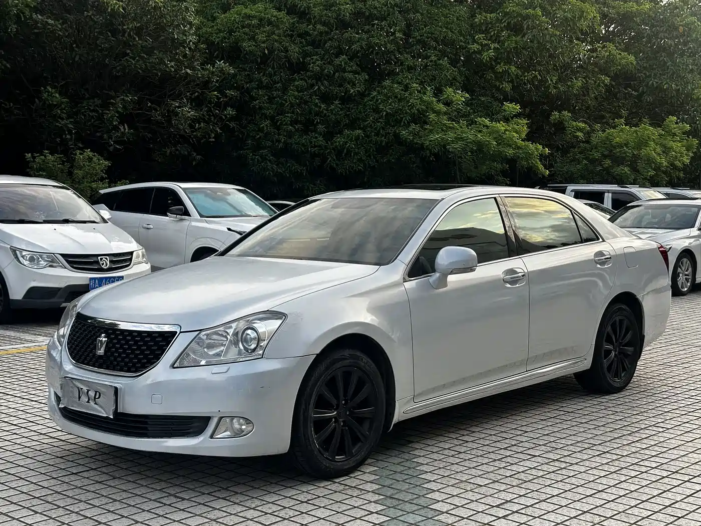 Фото 1 - Toyota Crown