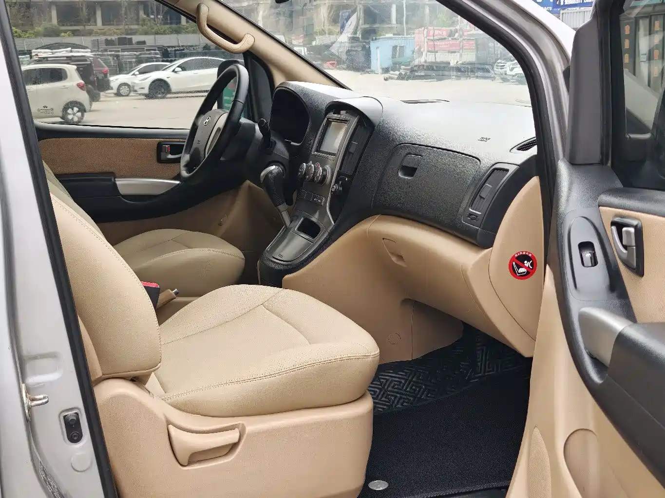 Hyundai H-1 Grand Starex 2011 2.4L Luxury Edition фото 12