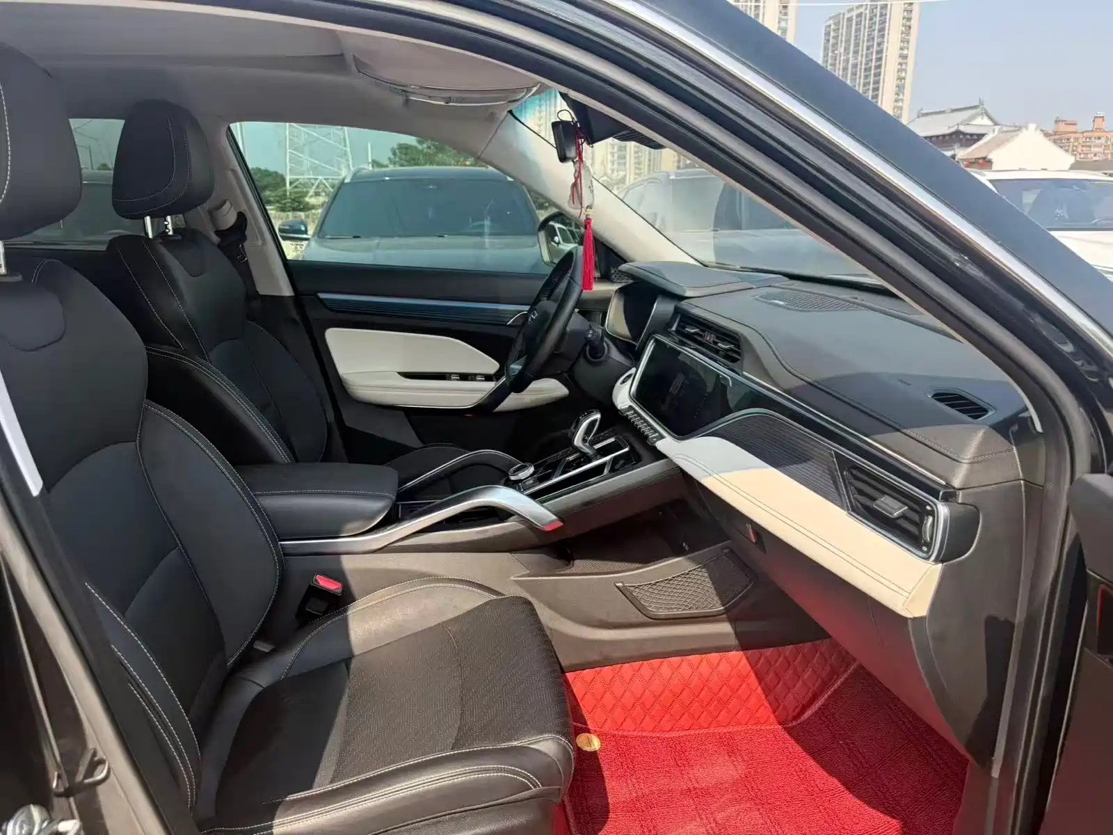 Photo 8 - Geely Atlas