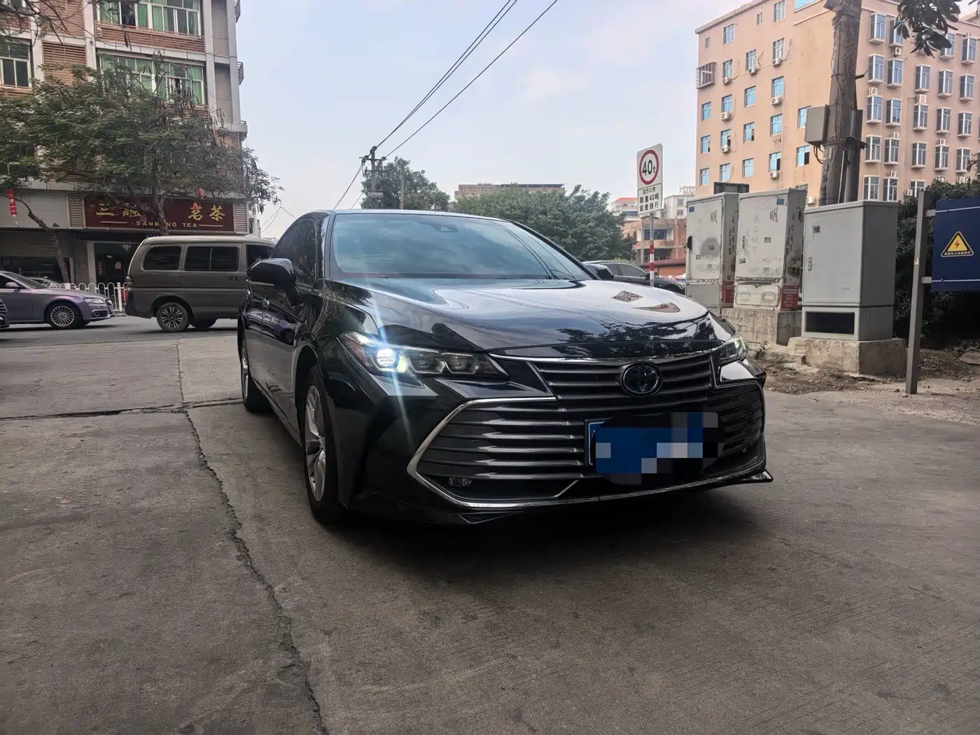 Toyota Avalon 2019 Hybrid 2.5L Luxury Edition China V фото 2