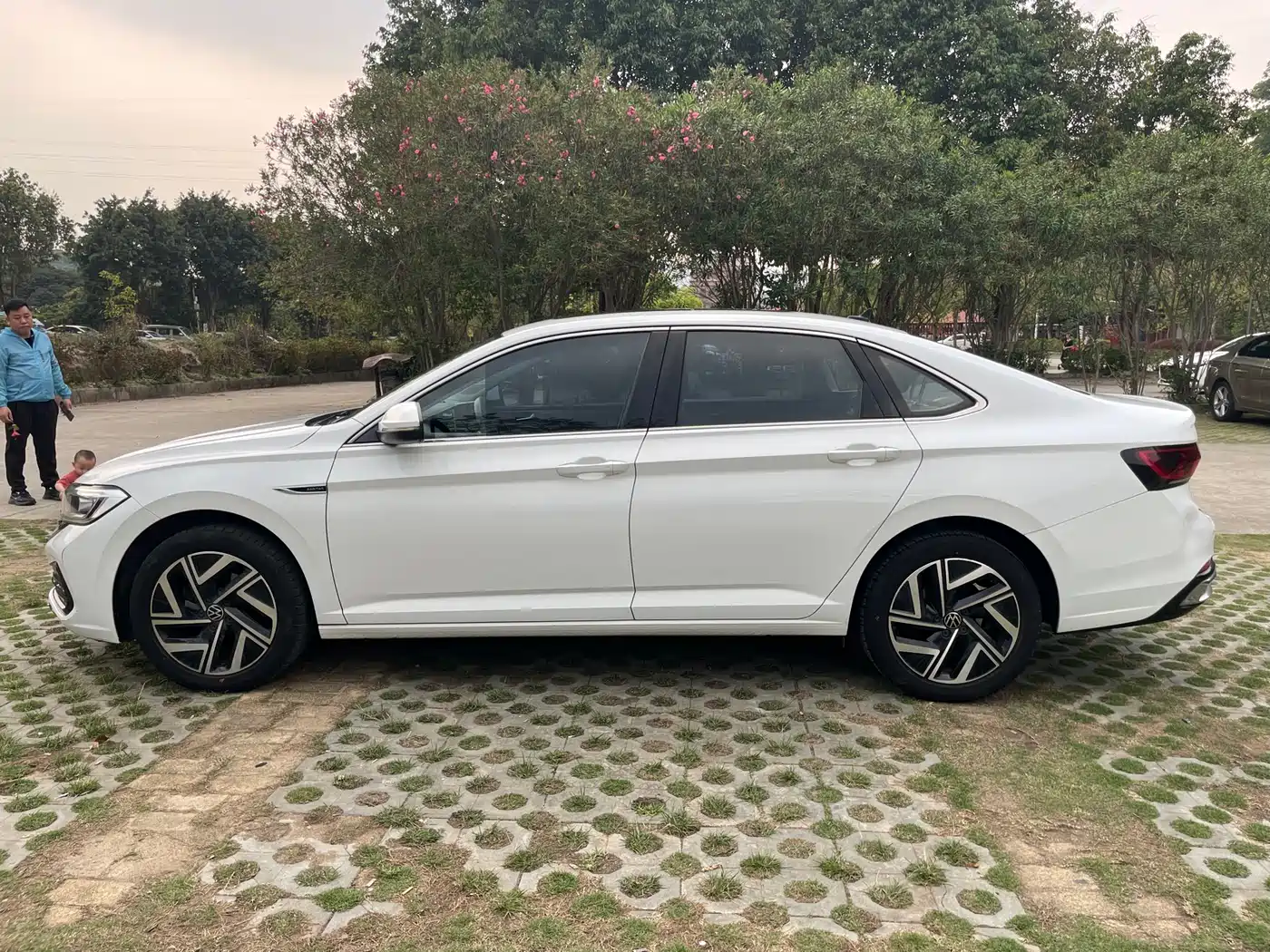 Volkswagen Sagitar 2023 Model Year 200TSI DSG Surpass Edition фото 13