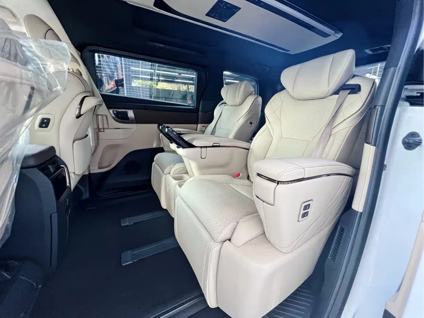 Toyota Alphard 2024 Hybrid 2.5L Ultimate Enjoyment Edition фото 14