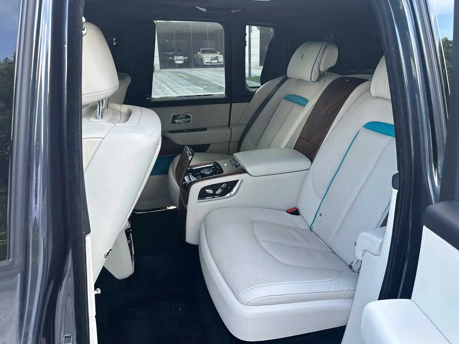 Фото 17 - Rolls-Royce Cullinan