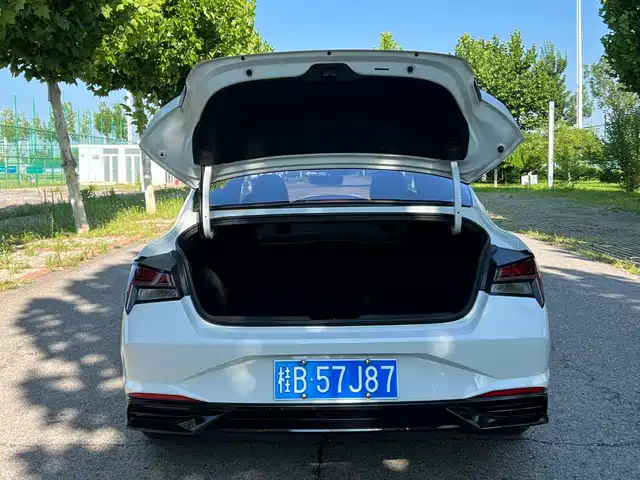 Hyundai Elantra 2022 1.5L CVT LUX Premium Edition — фото 5